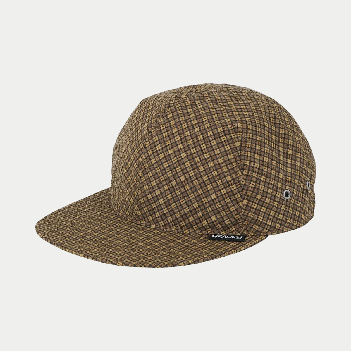 Casquette Mini Check Gramicci marron à carreaux, vue trois quarts avant, visière plate et étiquette de marque