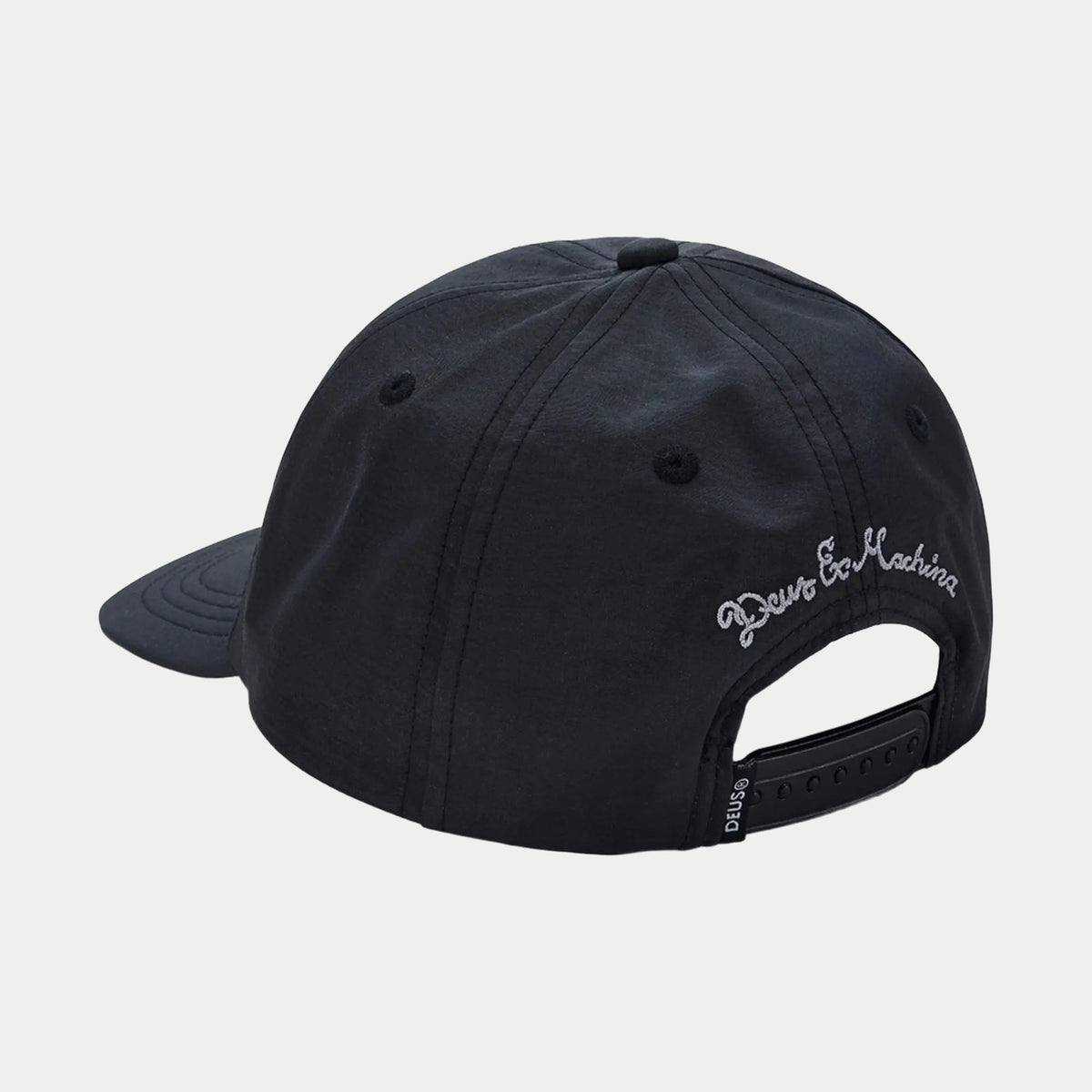 Casquette nylon noire de dos, script Deus Ex Machina brodé gris et sangle snapback crantée