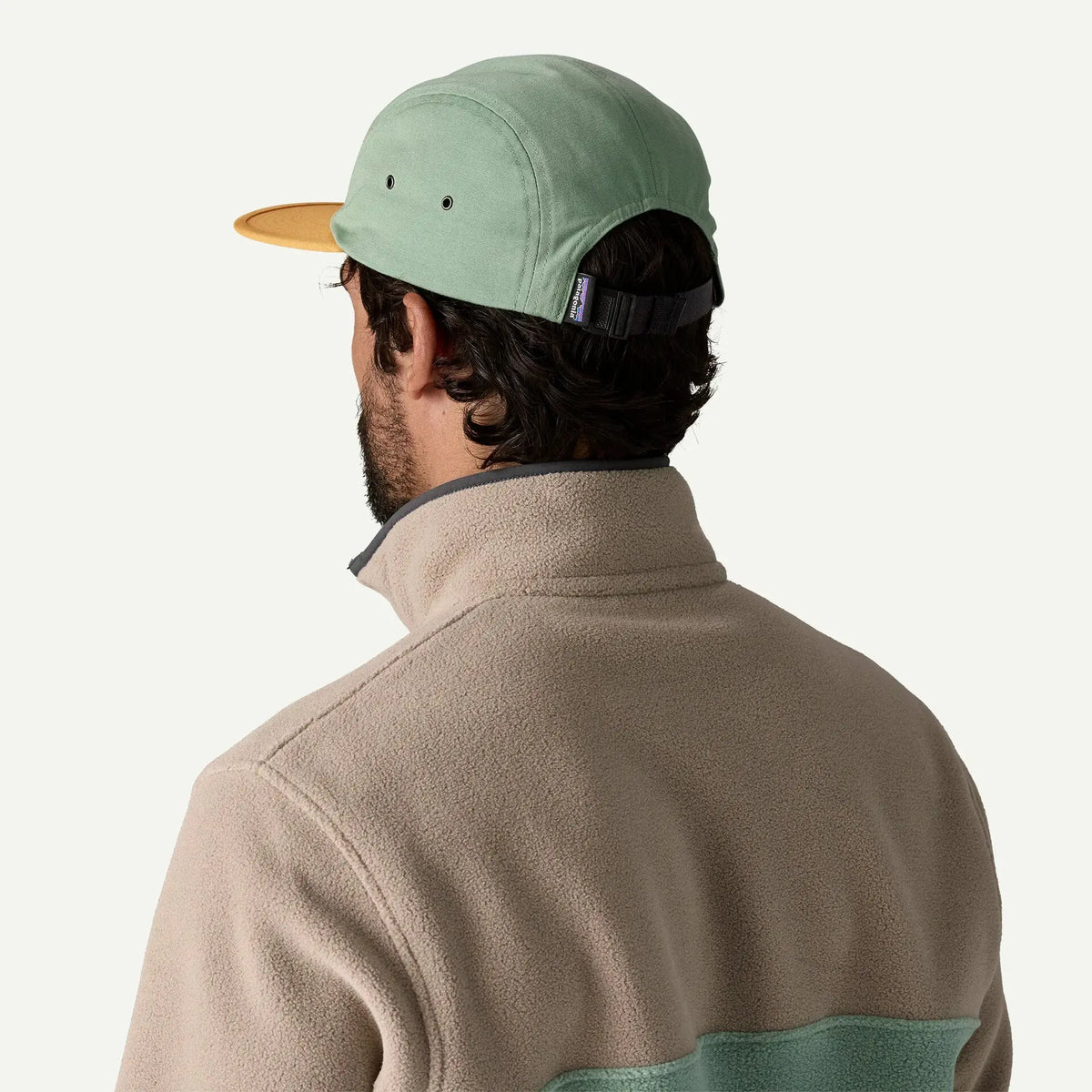 Casquette P-6 Label Maclure Patagonia portée de dos : sangle de serrage à boucle, œillets de ventilation sur la calotte
