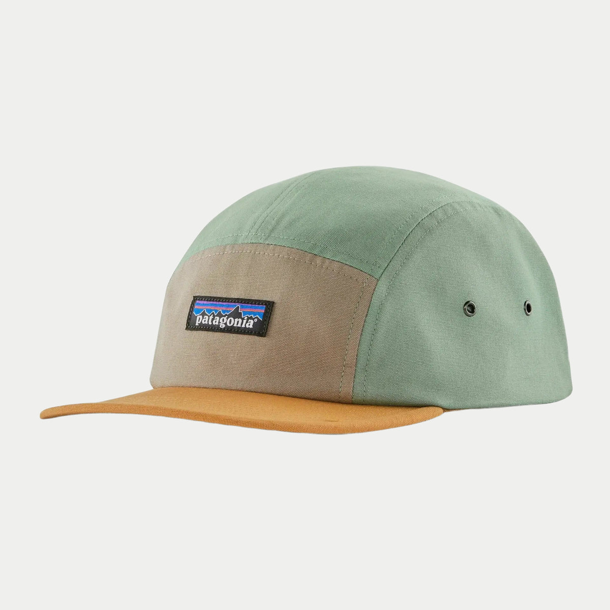 Casquette P-6 Label Maclure Patagonia de profil : calotte vert sauge, panneau taupe à étiquette P-6, visière ocre
