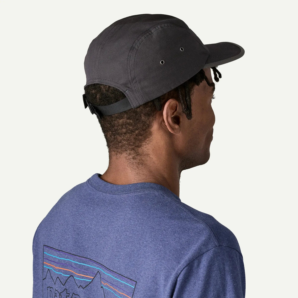 Casquette Maclure Ink Black vue de dos sur la tête, sangle réglable et œillets d'aération