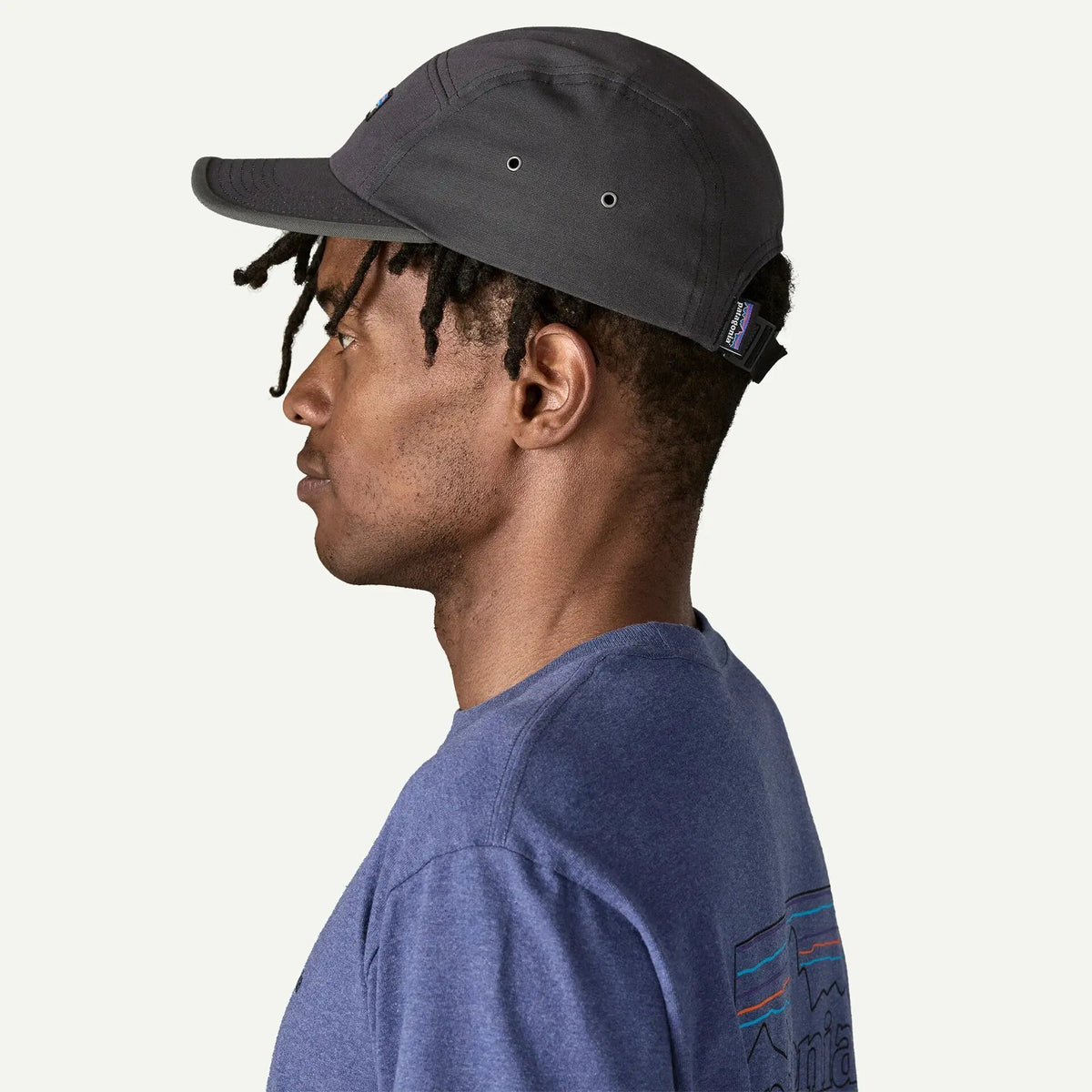 Profil de la casquette Maclure Ink Black, étiquette patagonia cousue sur la sangle arrière