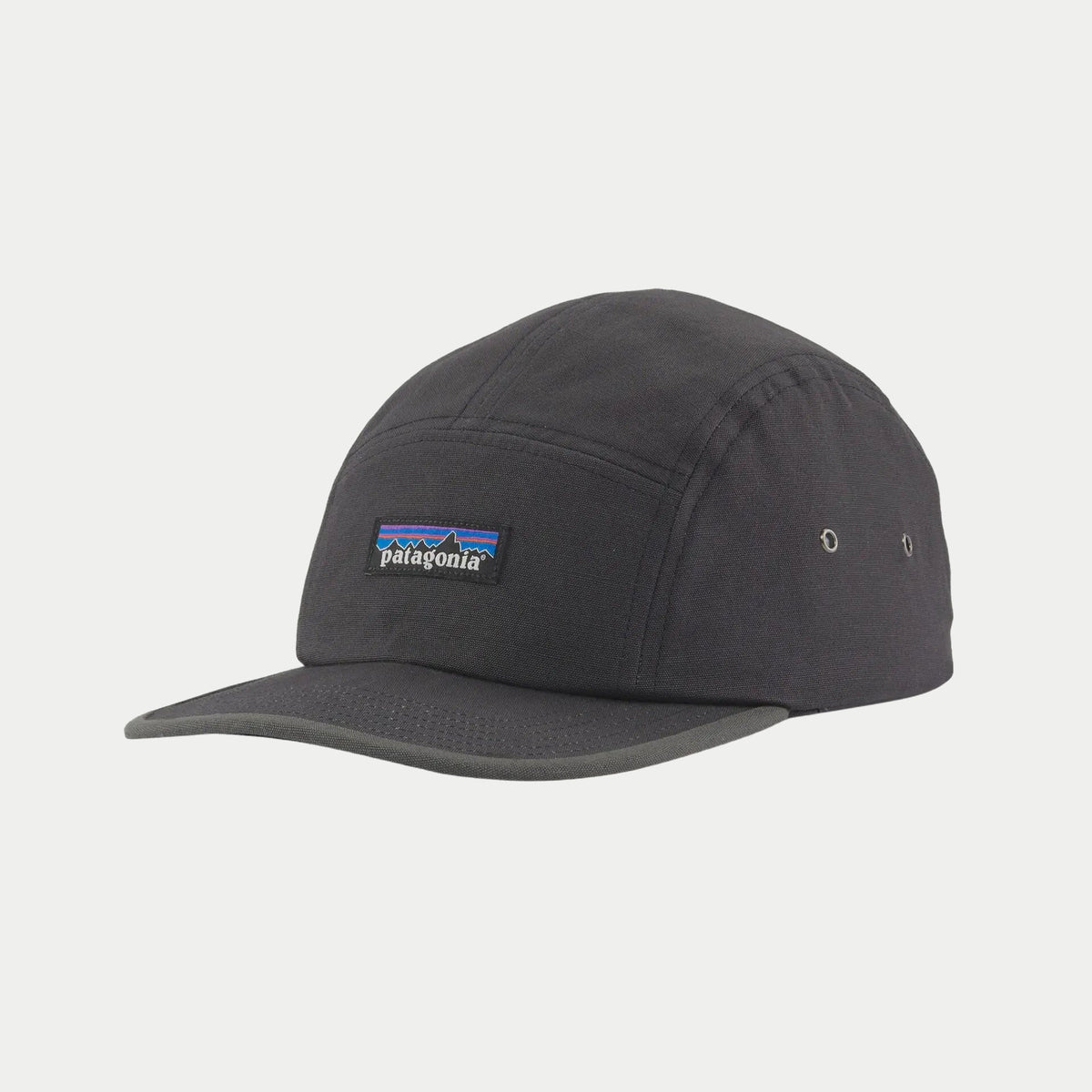 Casquette P-6 Label Maclure Ink Black : cinq panneaux de toile noire, étiquette tissée et œillets métal
