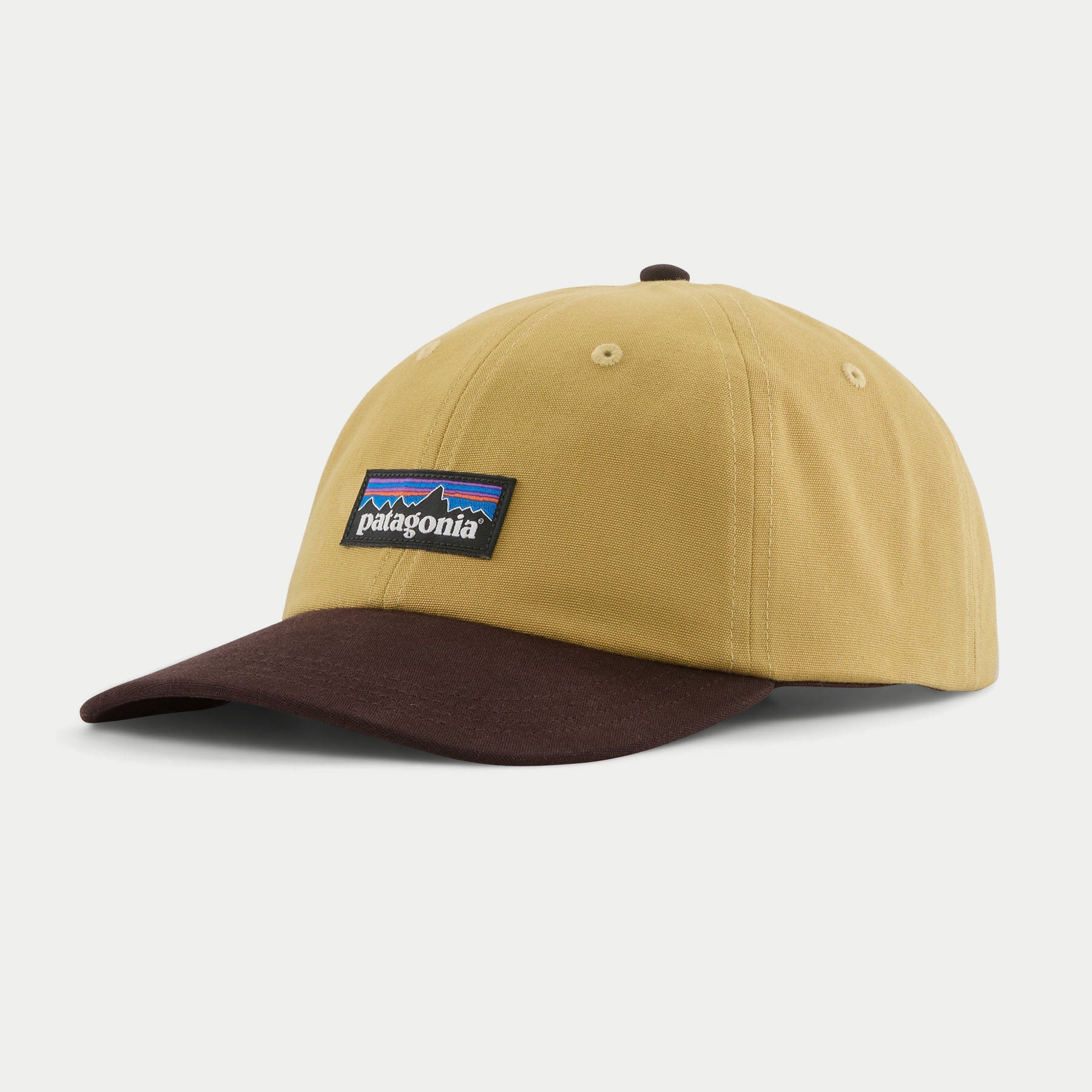 Casquette Patagonia P-6 Label Trad Lynx Tan, calotte beige doré et visière brun foncé, étiquette P-6, trois quarts avant