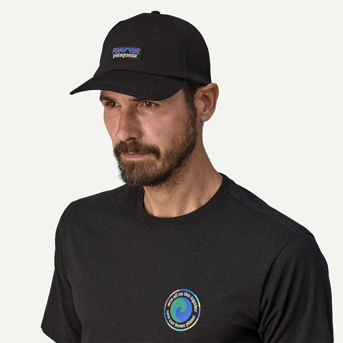 Casquette P-6 Label Trad noire Patagonia portée, profil trois quarts, visière abaissée sur le front