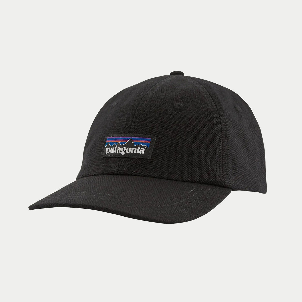 Casquette P-6 Label Trad noire Patagonia, vue trois quarts avant, étiquette tissée P-6 sur le pan avant