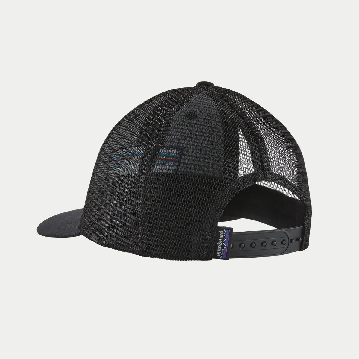 Dos de la casquette Lopro Trucker noire, filet aéré et sangle à pressions réglable
