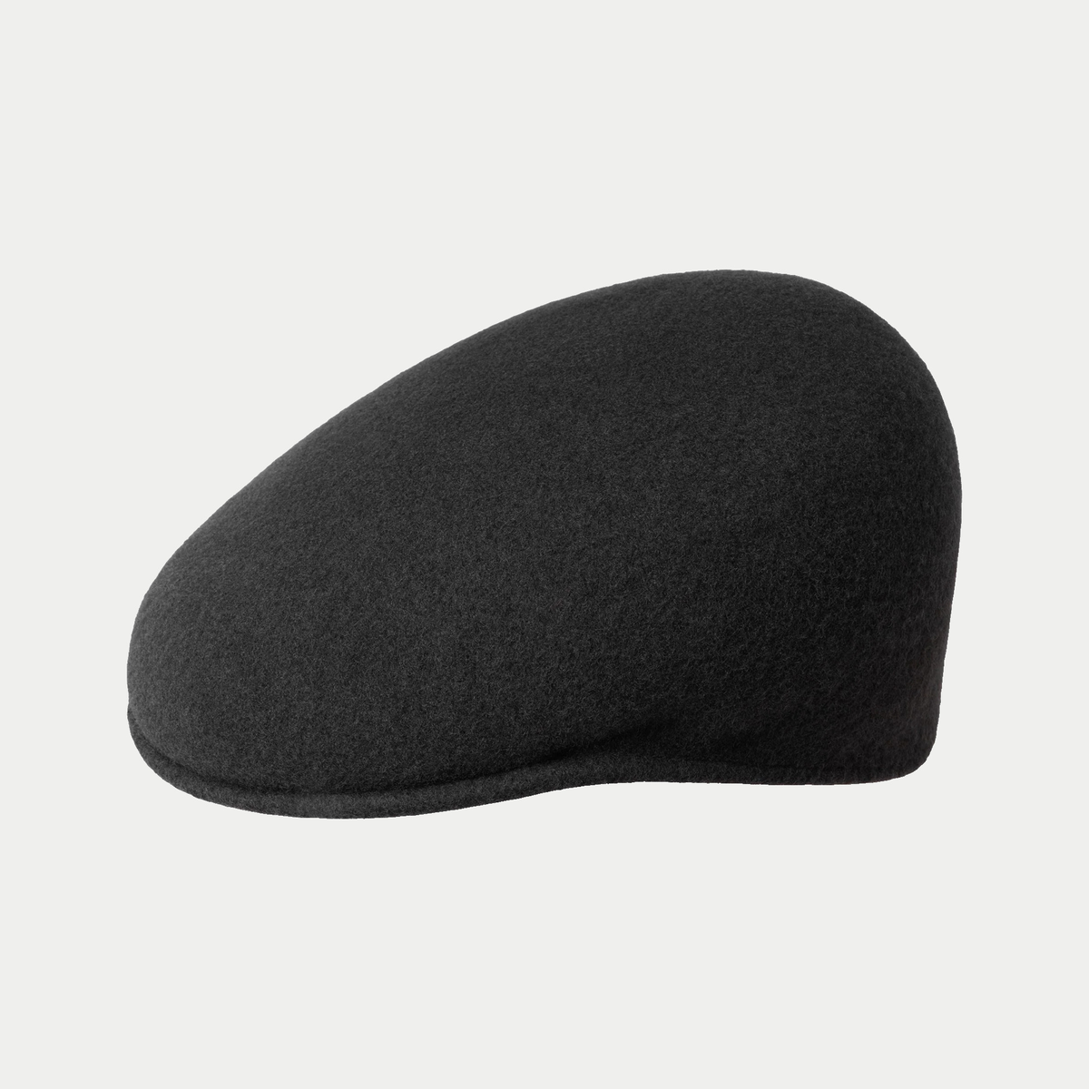 Casquette plate 504 en laine Kangol noire vue de profil, calotte basse et visière souple dans le prolongement