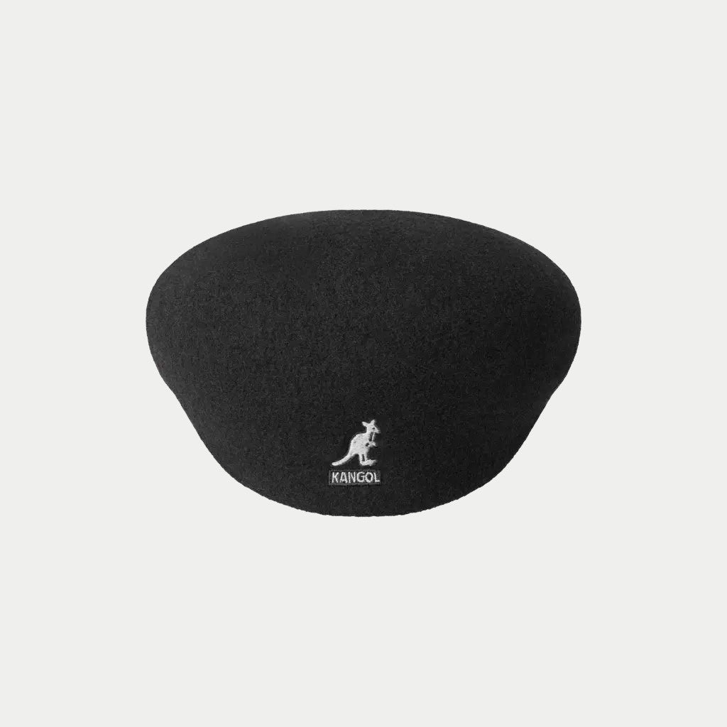 Casquette plate 504 en laine noire Kangol, vue de dos, kangourou brodé blanc au centre
