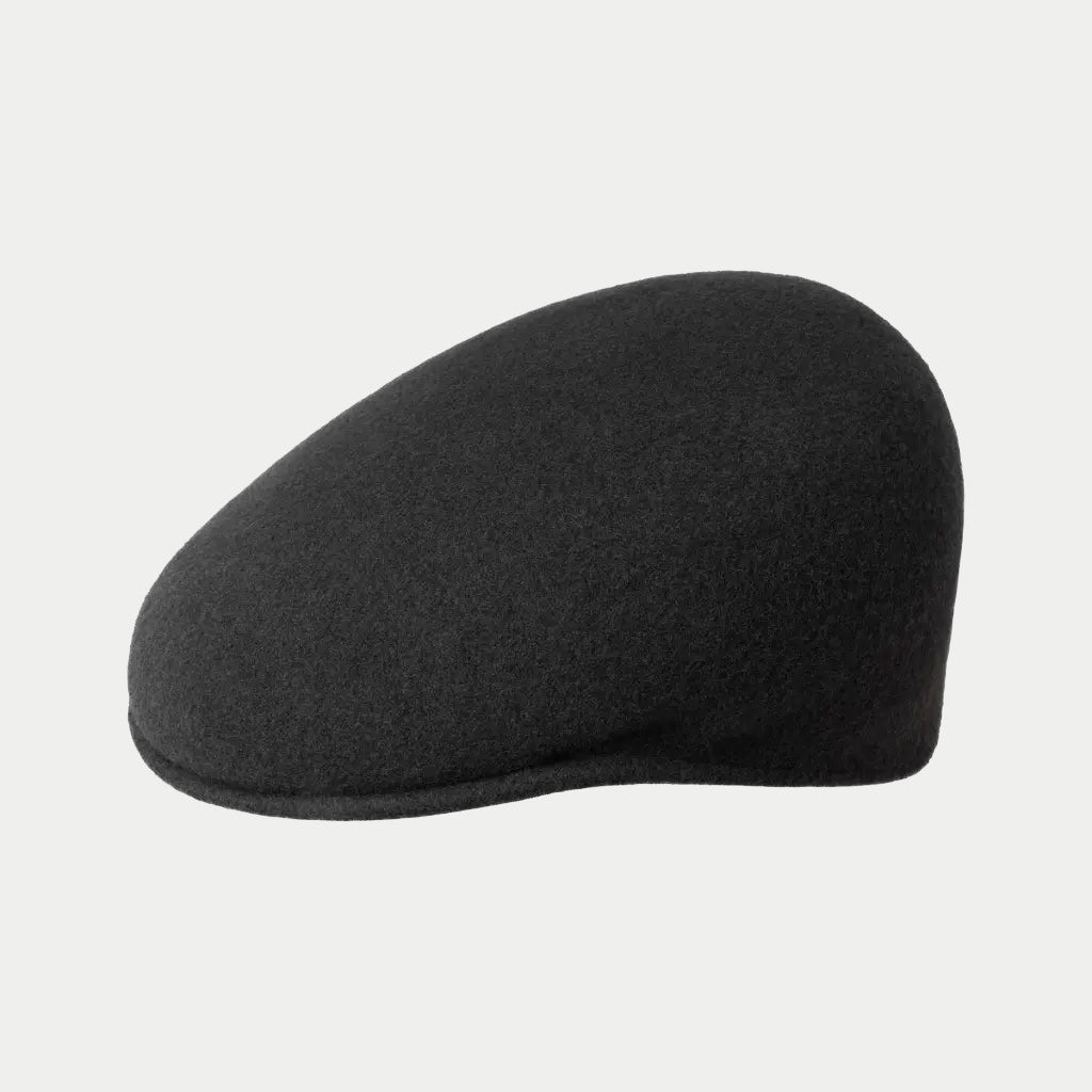 Casquette plate 504 en laine noire Kangol, vue de profil, calotte plate et visière courte souple