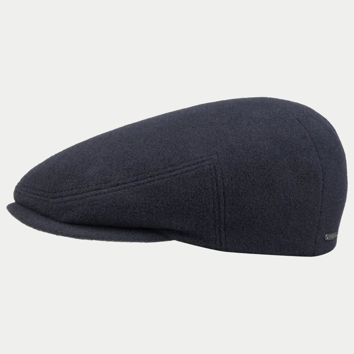Même casquette bleu marine de profil, oreillettes repliées à l'intérieur