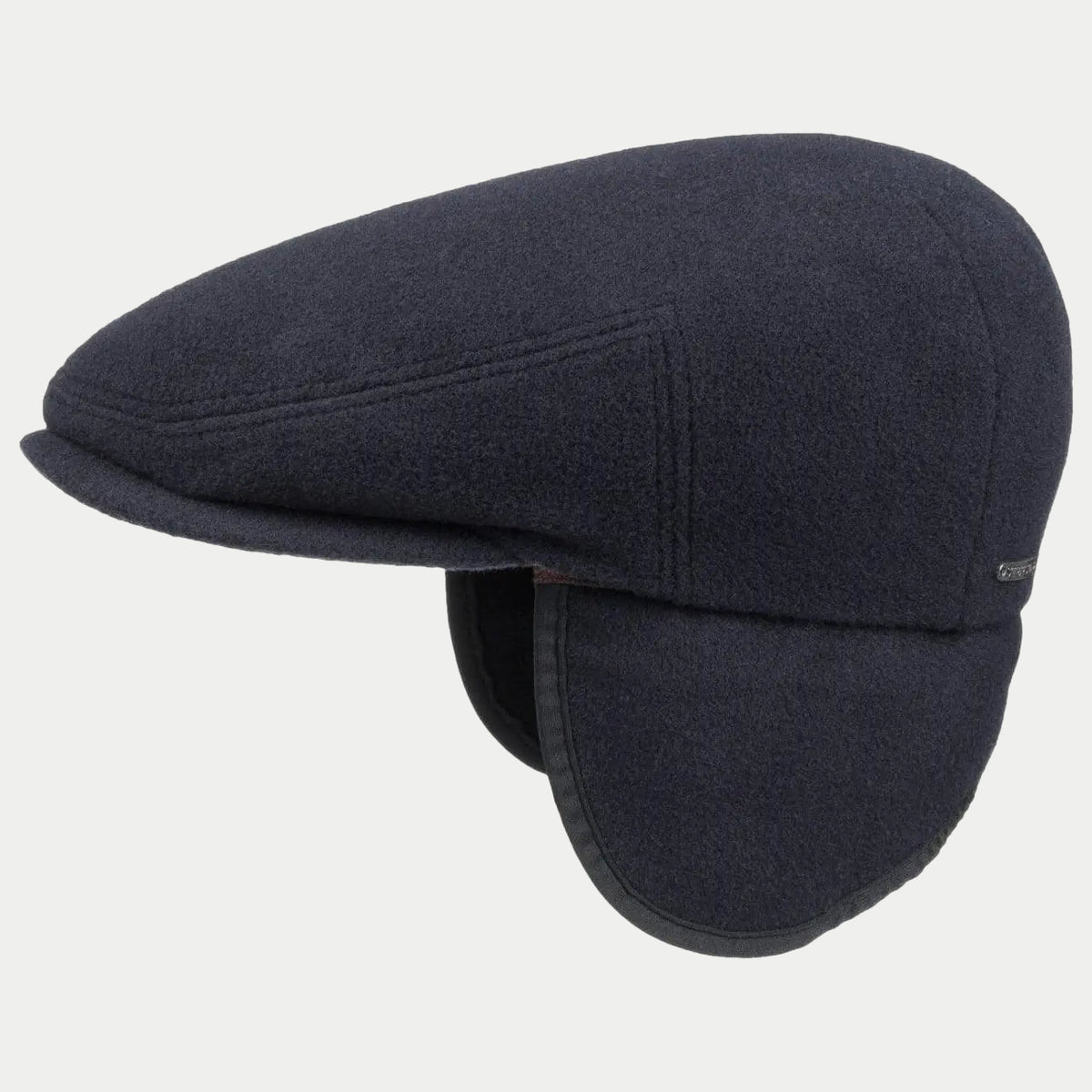Casquette plate en laine bleu marine, oreillettes dépliées et plaque métal latérale