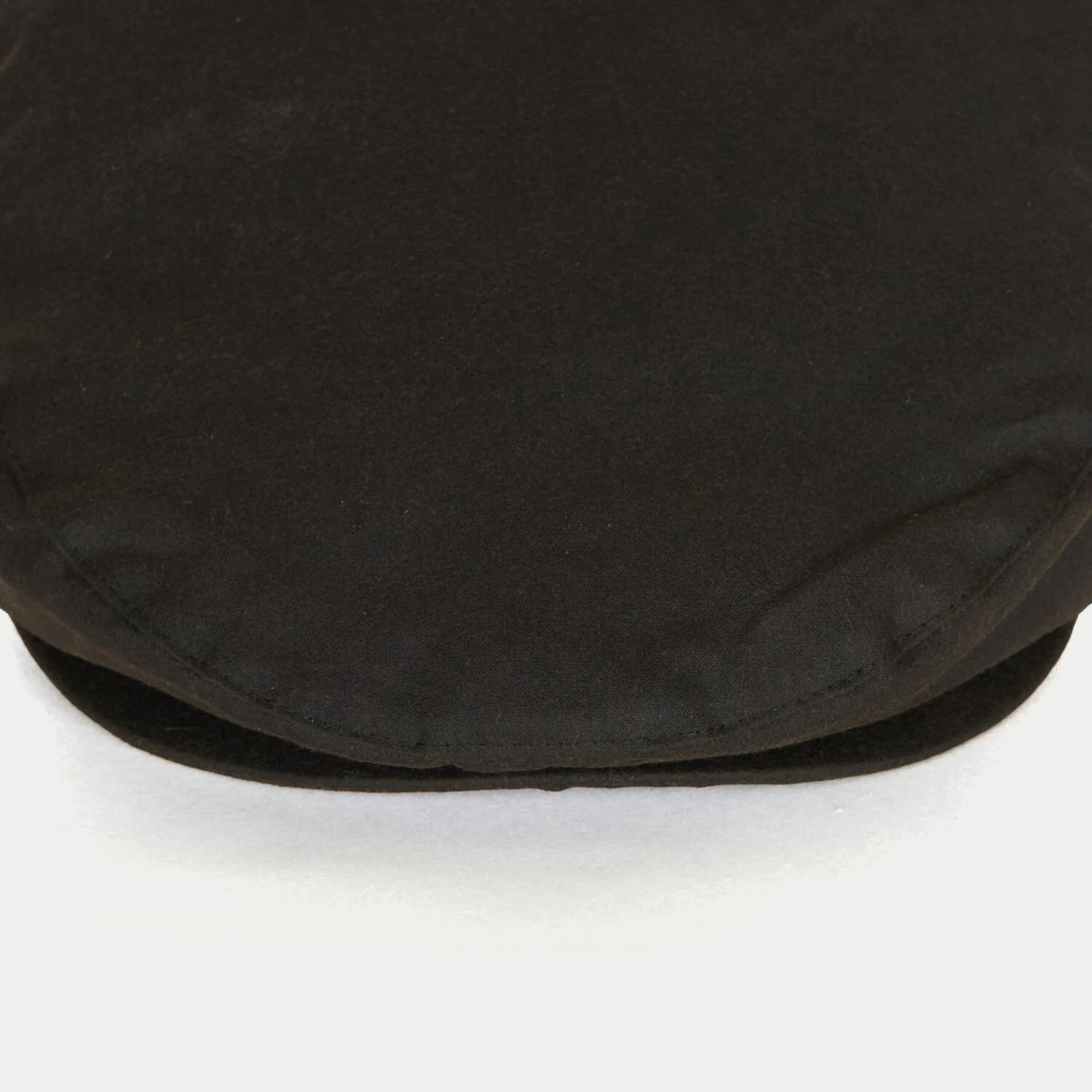 Casquette plate cirée olive Barbour - gros plan sur le bord arrière et l'ourlet piqué