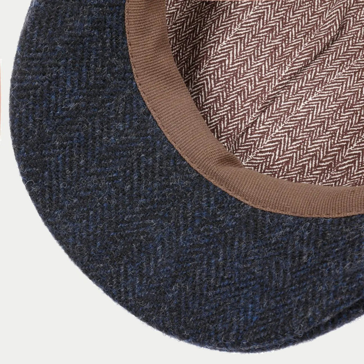 Intérieur de la casquette Texas Stetson bleu marine : doublure à chevrons bruns et bandeau camel