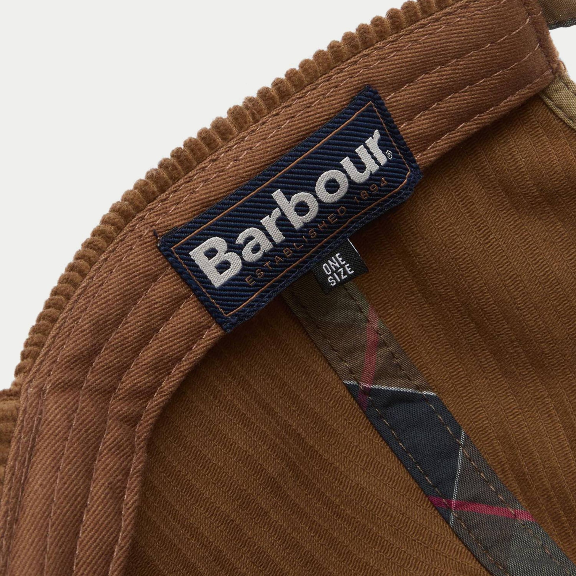 Casquette Preston en velours côtelé camel Barbour - gros plan sur l'étiquette Barbour et la doublure tartan