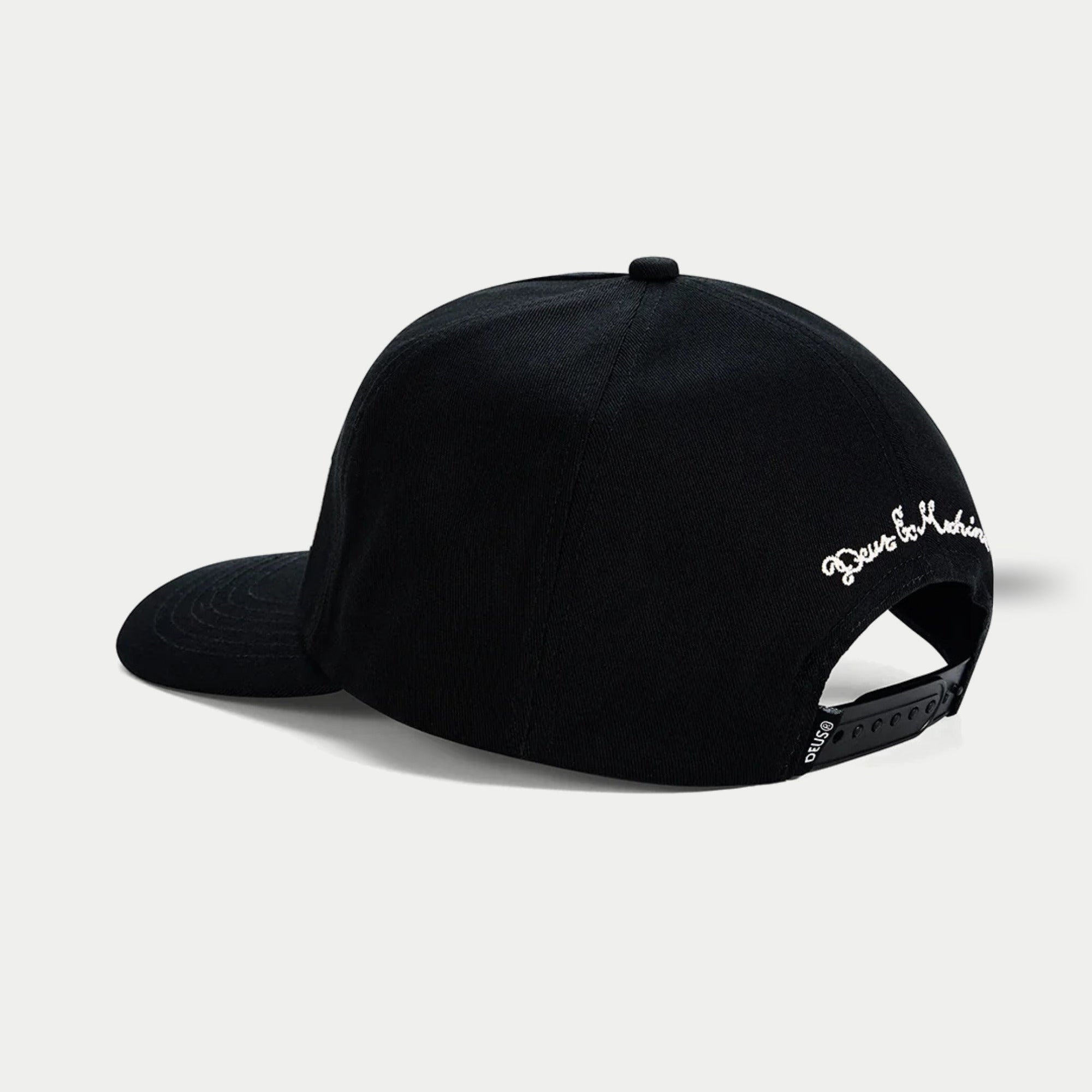 Casquette Primo noire Deus Ex Machina de profil arrière : bande de pressions plastique et signature brodée en cursive écrue