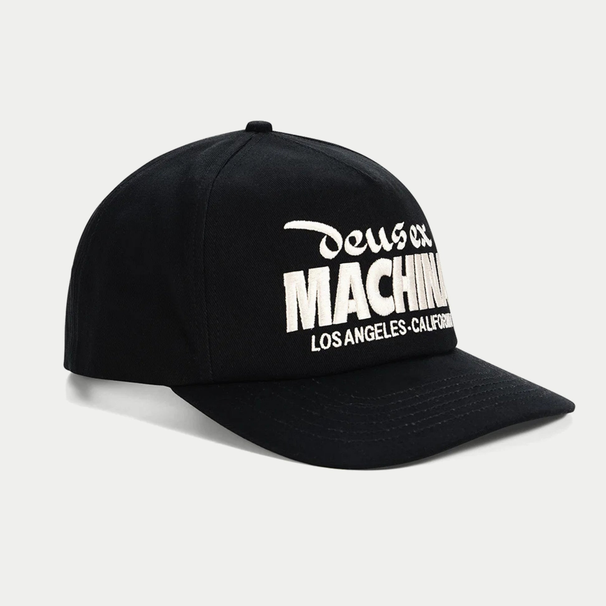 Casquette Primo noire Deus Ex Machina vue de trois-quarts avant, broderie écrue deus ex MACHINA LOS ANGELES CALIFORNIA