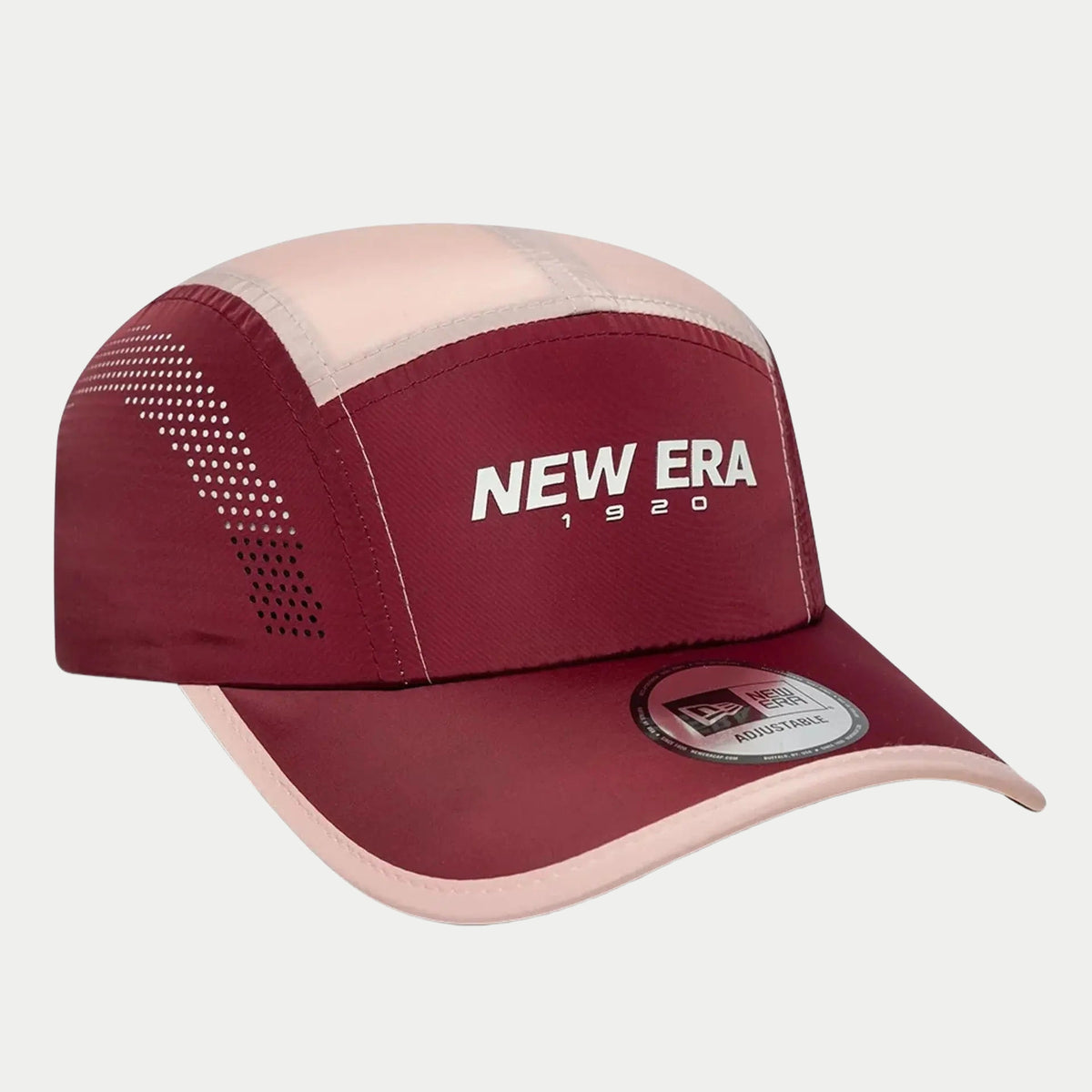 Casquette Runner New Era rouge foncé de trois quarts, perforations latérales