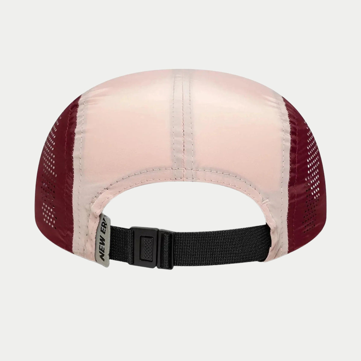 Dos de la casquette Runner New Era rouge foncé, sangle à clip plastique noir
