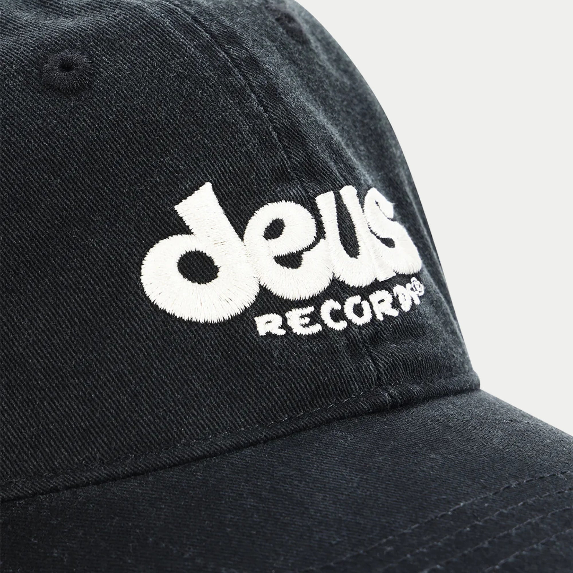 Casquette Smile Anthracite Deus Ex Machina - macro de la broderie deus Records blanche sur le sergé de coton lavé
