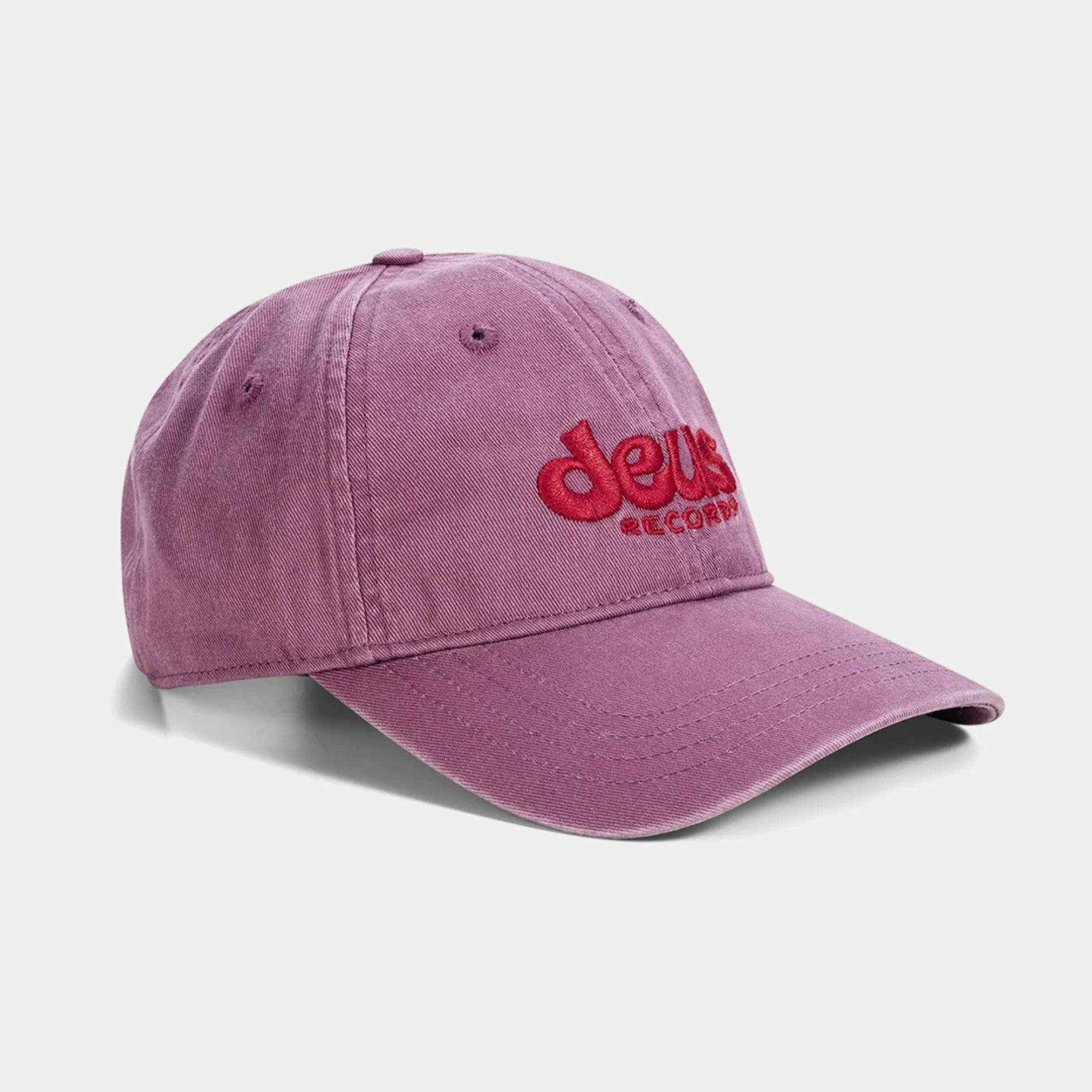 Casquette Smile mauve Deus Ex Machina - trois-quarts avant, logo deus Records brodé rouge sur le panneau avant