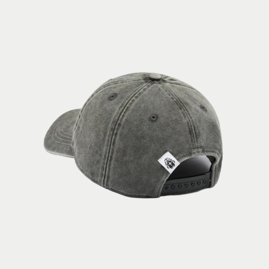 Arrière de la casquette Soft Washed noir délavé, sangle d'ajustement et patch tissé blanc