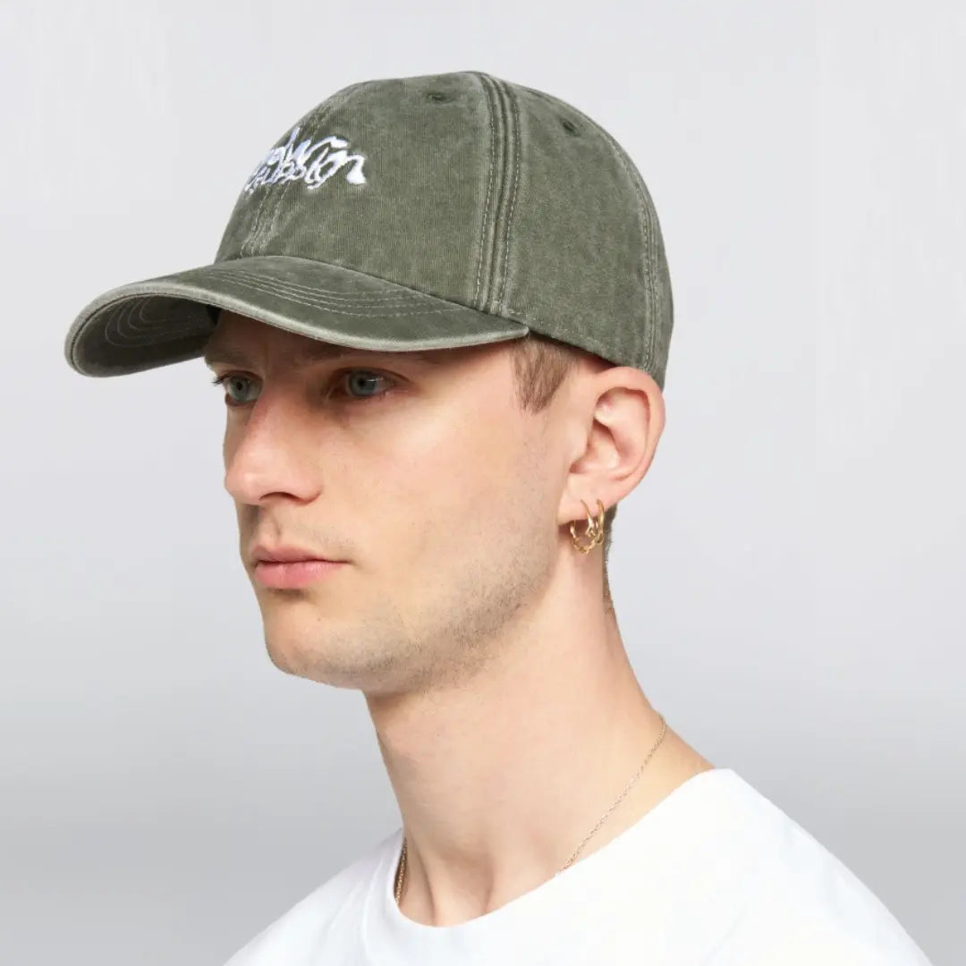 Casquette Soft Washed vert olive portée de profil, visière incurvée et calotte souple