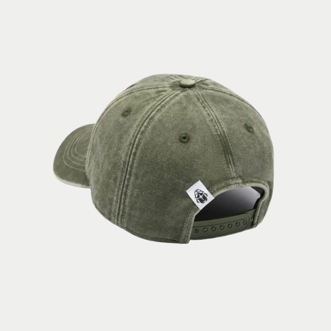 Dos de la casquette Soft Washed vert olive, sangle d'ajustement et étiquette tissée blanche au scarabée