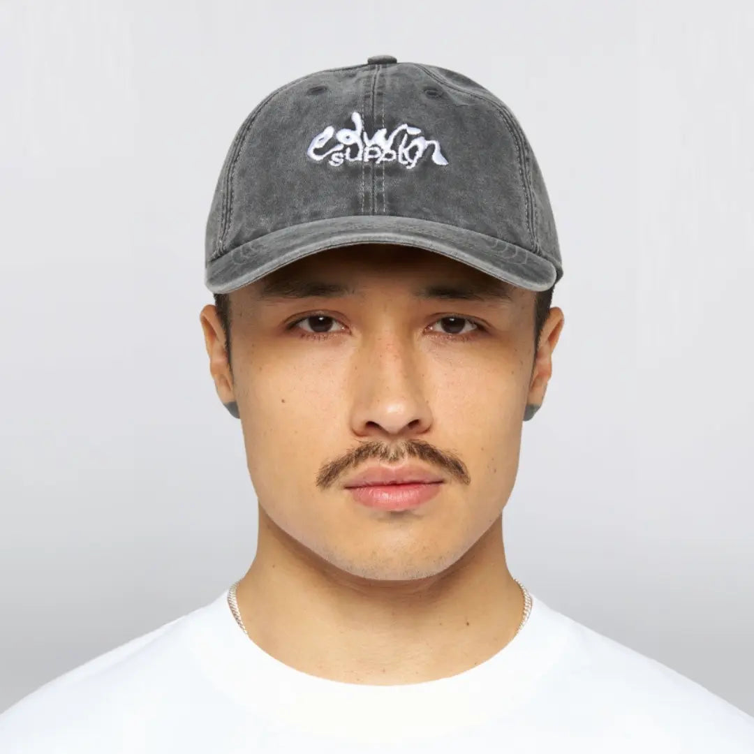 Casquette Soft Washed noir délavé portée de face, calotte souple et visière basse