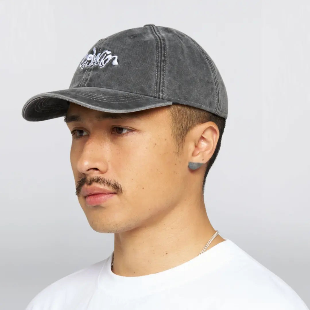 Casquette Soft Washed noir délavé portée de profil, tombé souple sur les côtés de la tête