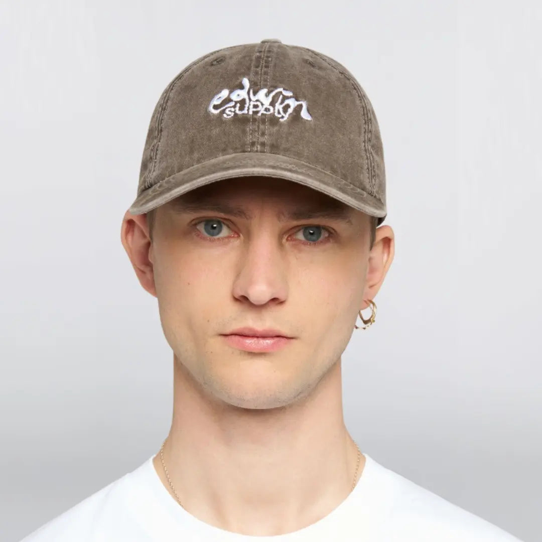Casquette Soft Washed Stone brun taupe portée de face, broderie blanche sur le panneau avant