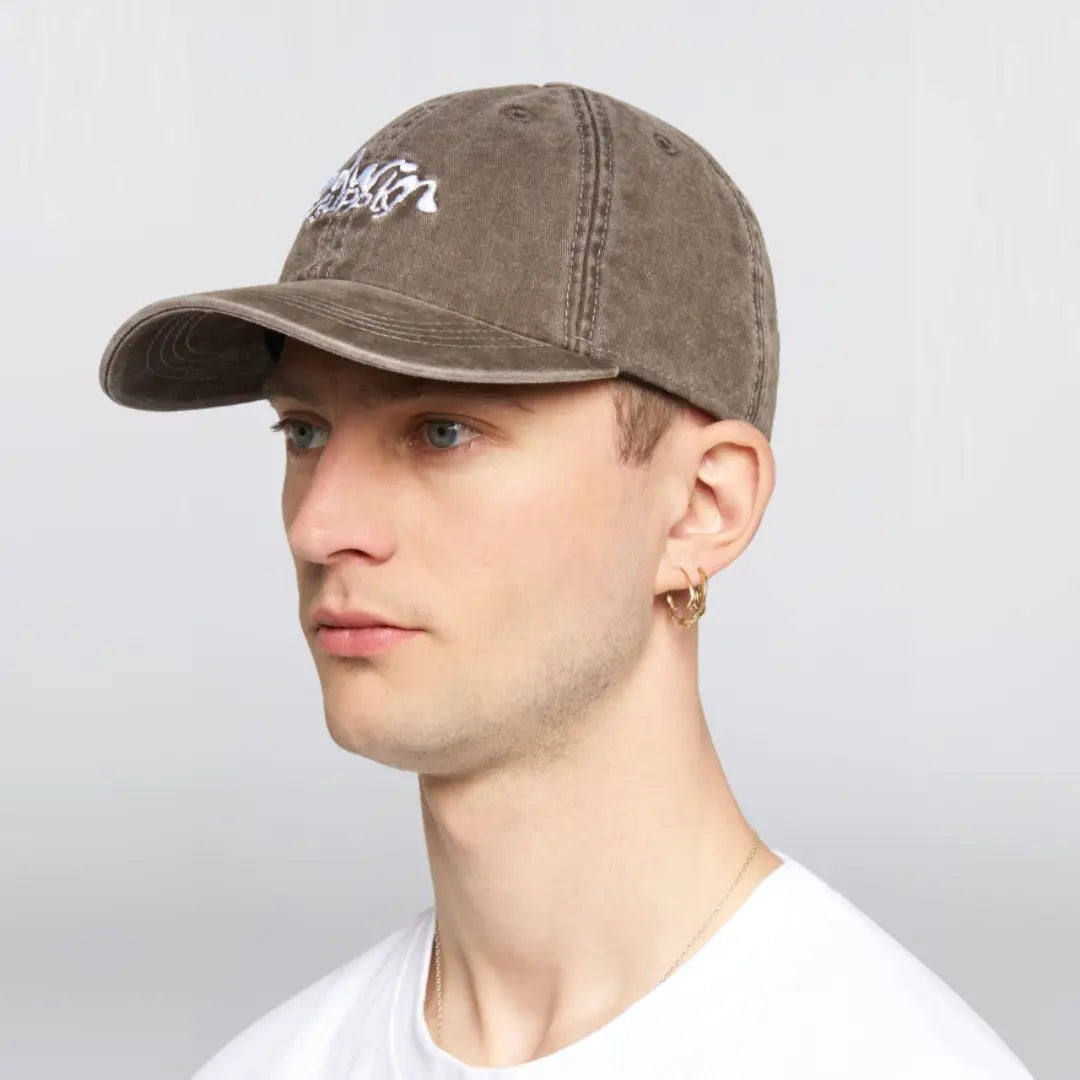 Casquette Soft Washed Stone brun taupe portée de profil, calotte souple et visière incurvée