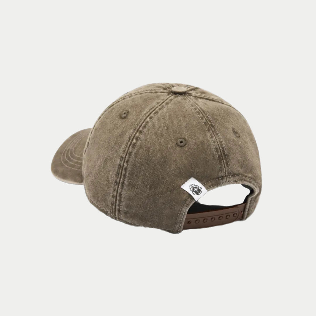 Dos de la casquette Soft Washed Stone, sangle marron d'ajustement et étiquette blanche brodée