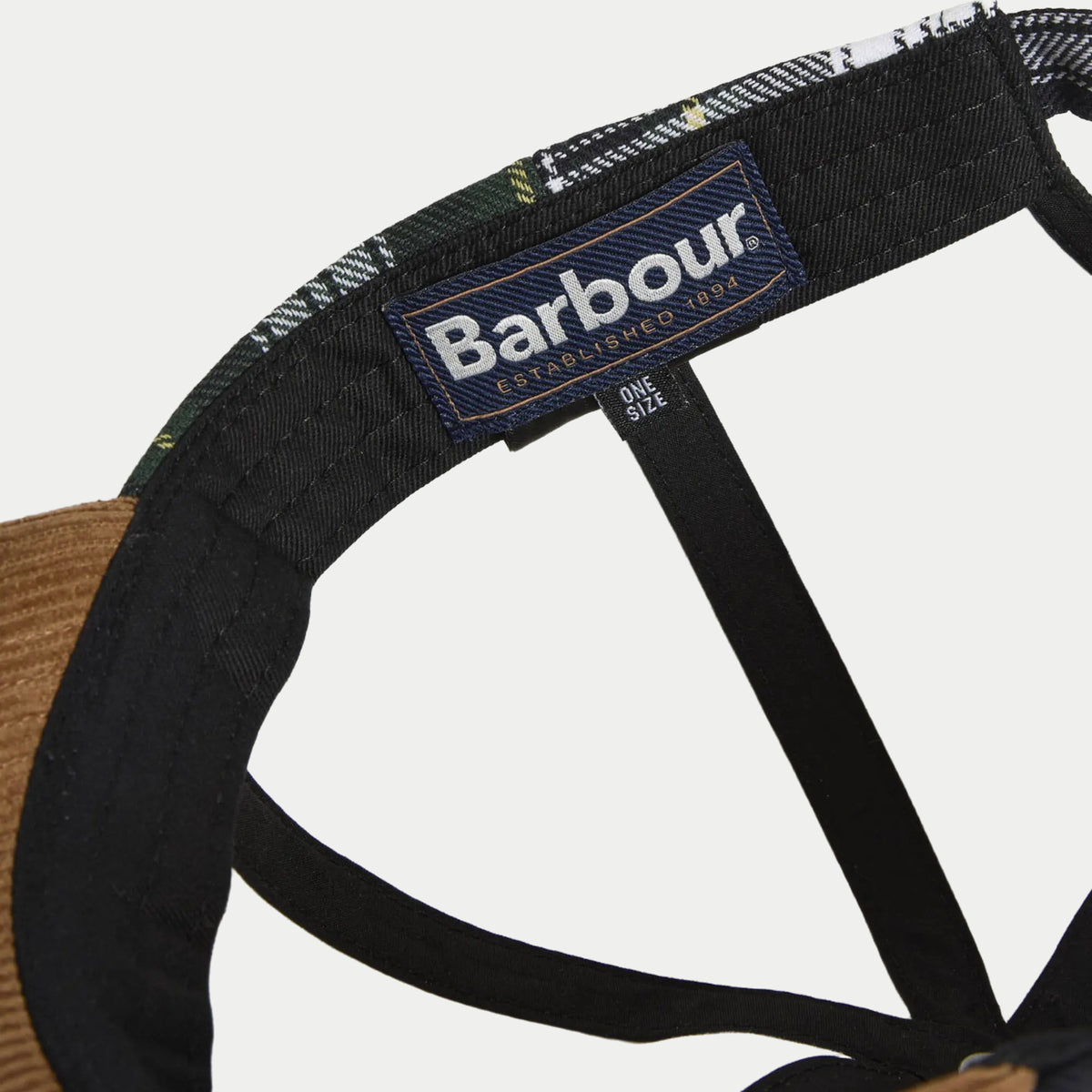 Intérieur de la casquette Benson : doublure noire et étiquette Barbour taille unique