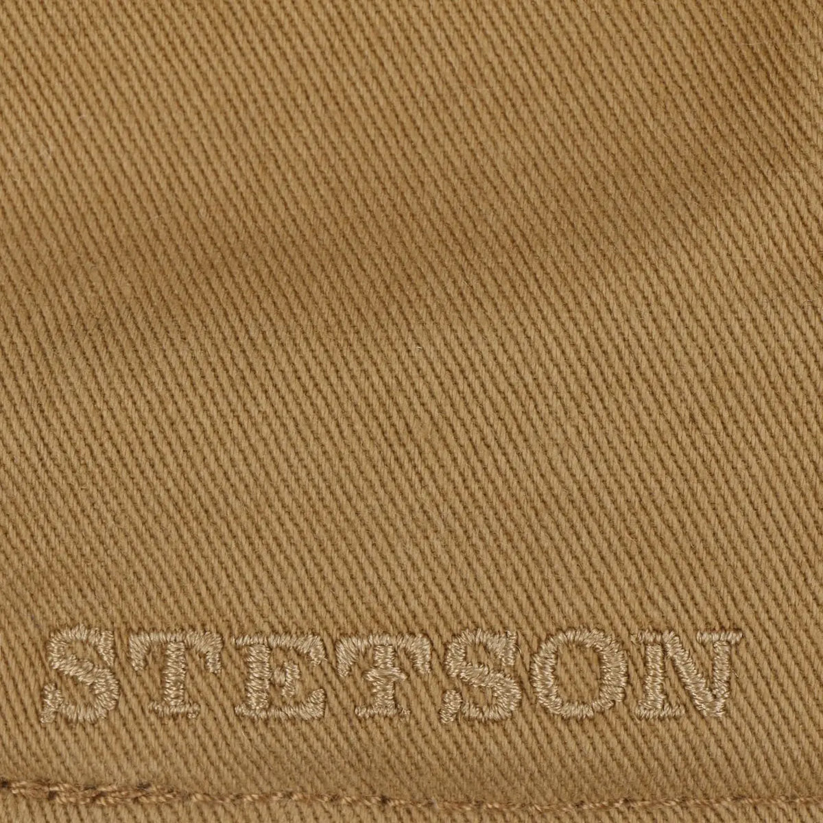 Macro de la broderie Stetson ton sur ton sur le sergé de coton camel