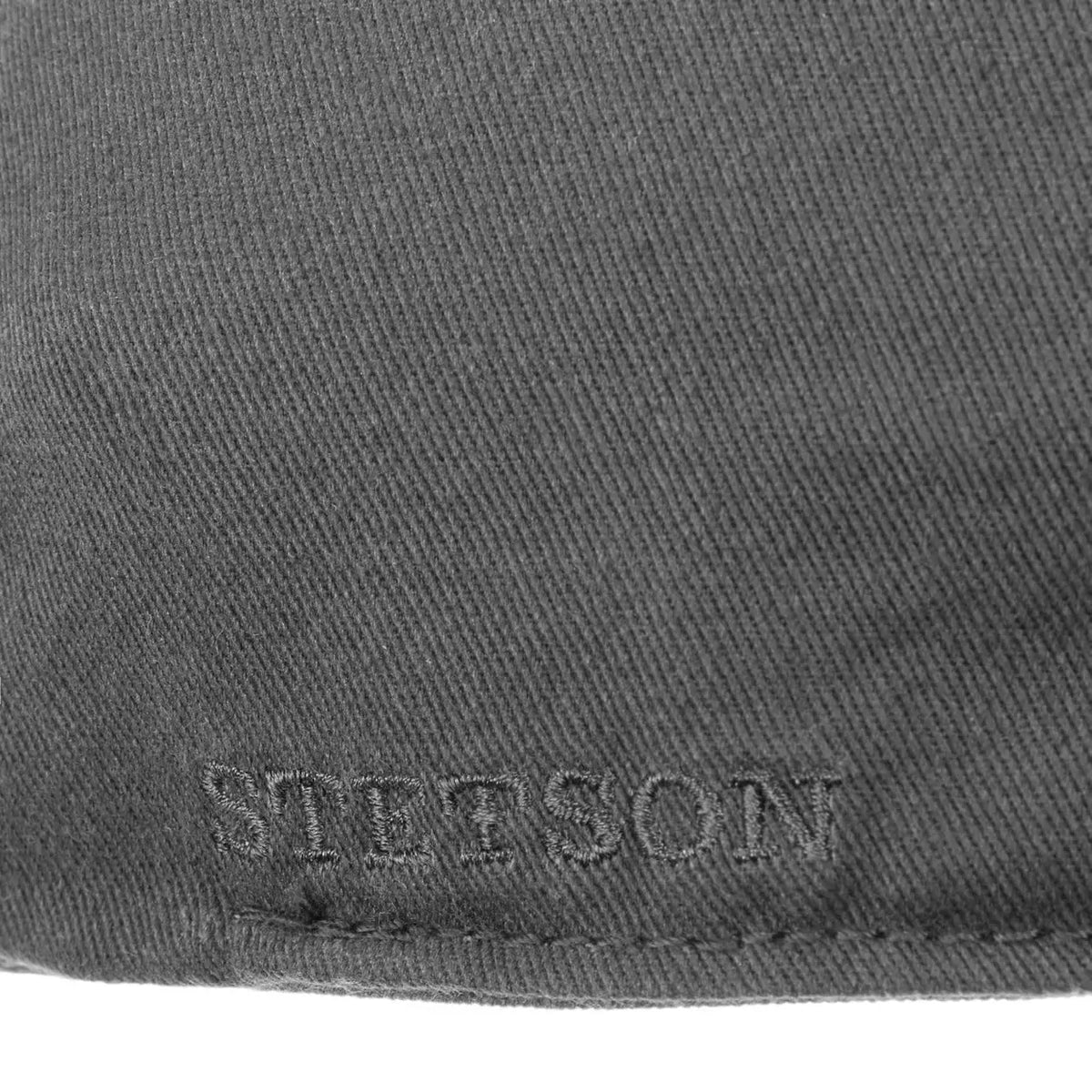 Broderie Stetson ton sur ton sur le panneau latéral gris anthracite