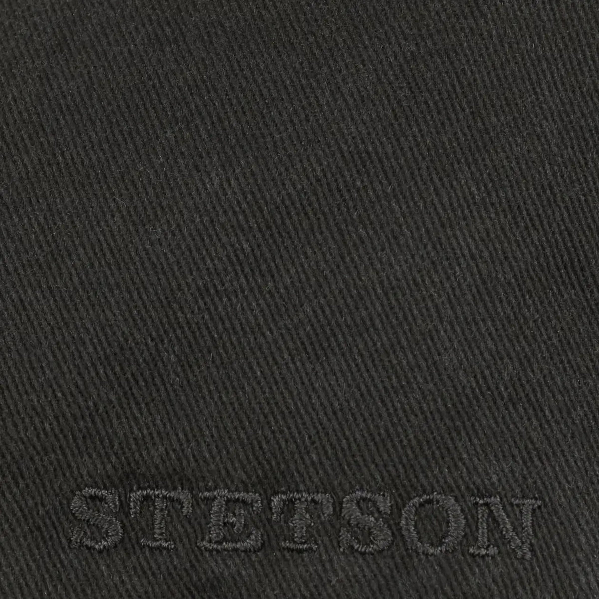 Détail de la broderie Stetson sur la casquette plate Texas noire