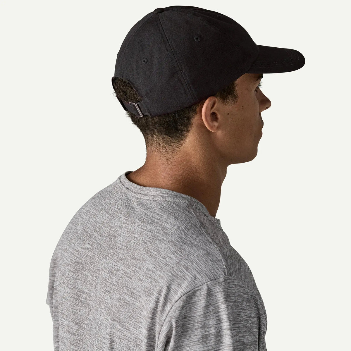Casquette Text Logo noire vue de dos sur la tête, sangle arrière réglable