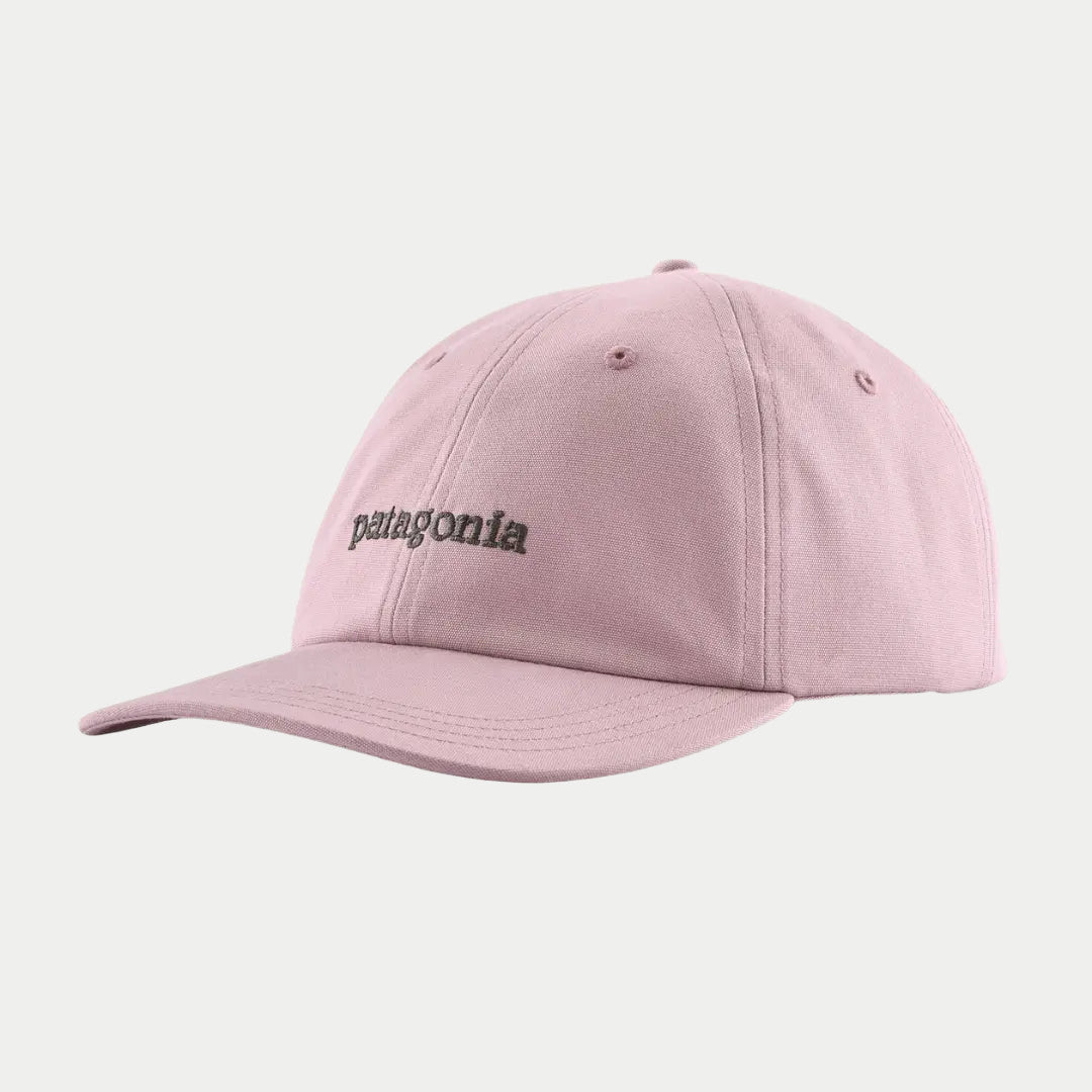 Casquette Text Logo Quiet Violet en toile rose lilas poudré, lettrage patagonia brodé kaki foncé