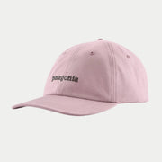 Casquette Text Logo Quiet Violet en toile rose lilas poudré, lettrage patagonia brodé kaki foncé
