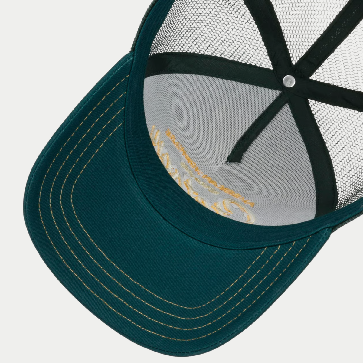 Dessous de la casquette trucker American Heritage Stetson vert sapin, visière à surpiqûres dorées