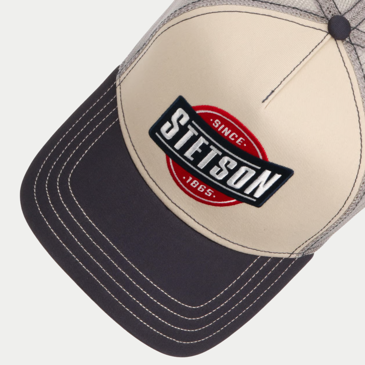 Dessus de la casquette trucker Classic Point Stetson : écusson brodé et visière bleu marine aux surpiqûres écrues