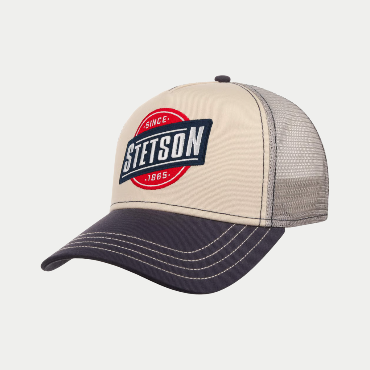 Casquette trucker Classic Point Stetson de trois quarts : devant beige, écusson Since 1865, visière bleu marine et filet gris