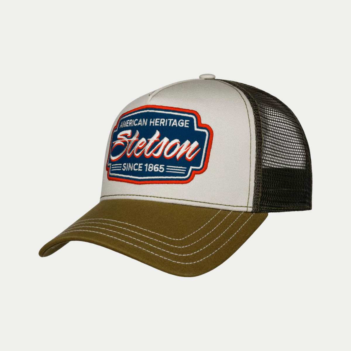 Casquette trucker Stetson Classic Race écru et olive - vue de trois-quarts, écusson American Heritage brodé