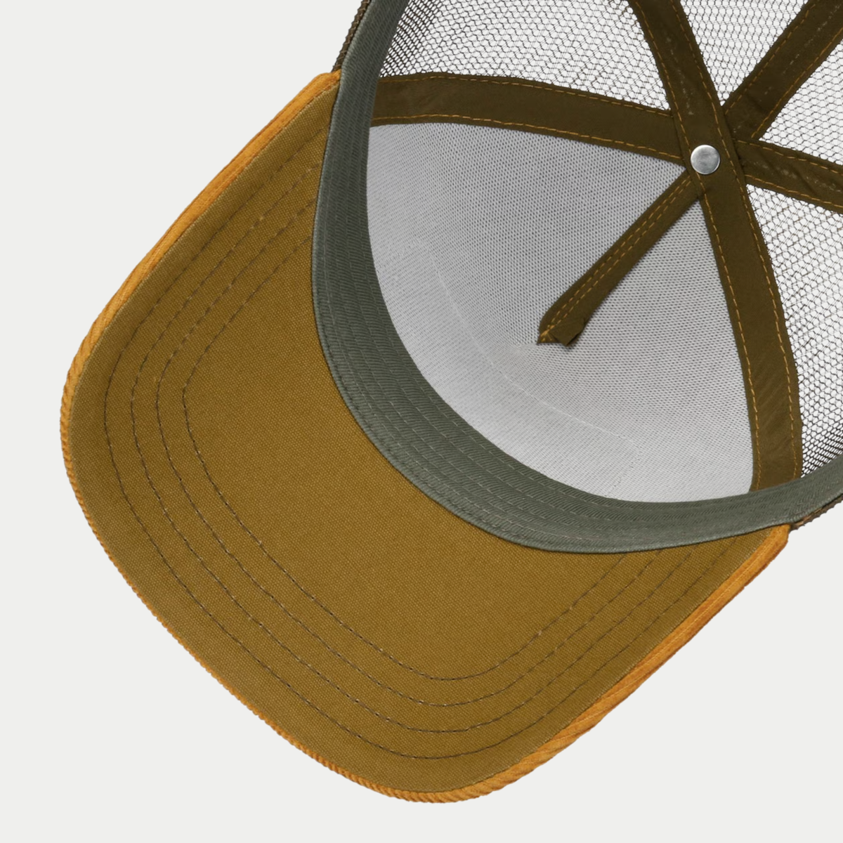 Dessous de la visière ocre de la casquette trucker Cowboy Skull Stetson, surpiqûres et intérieur du filet brun