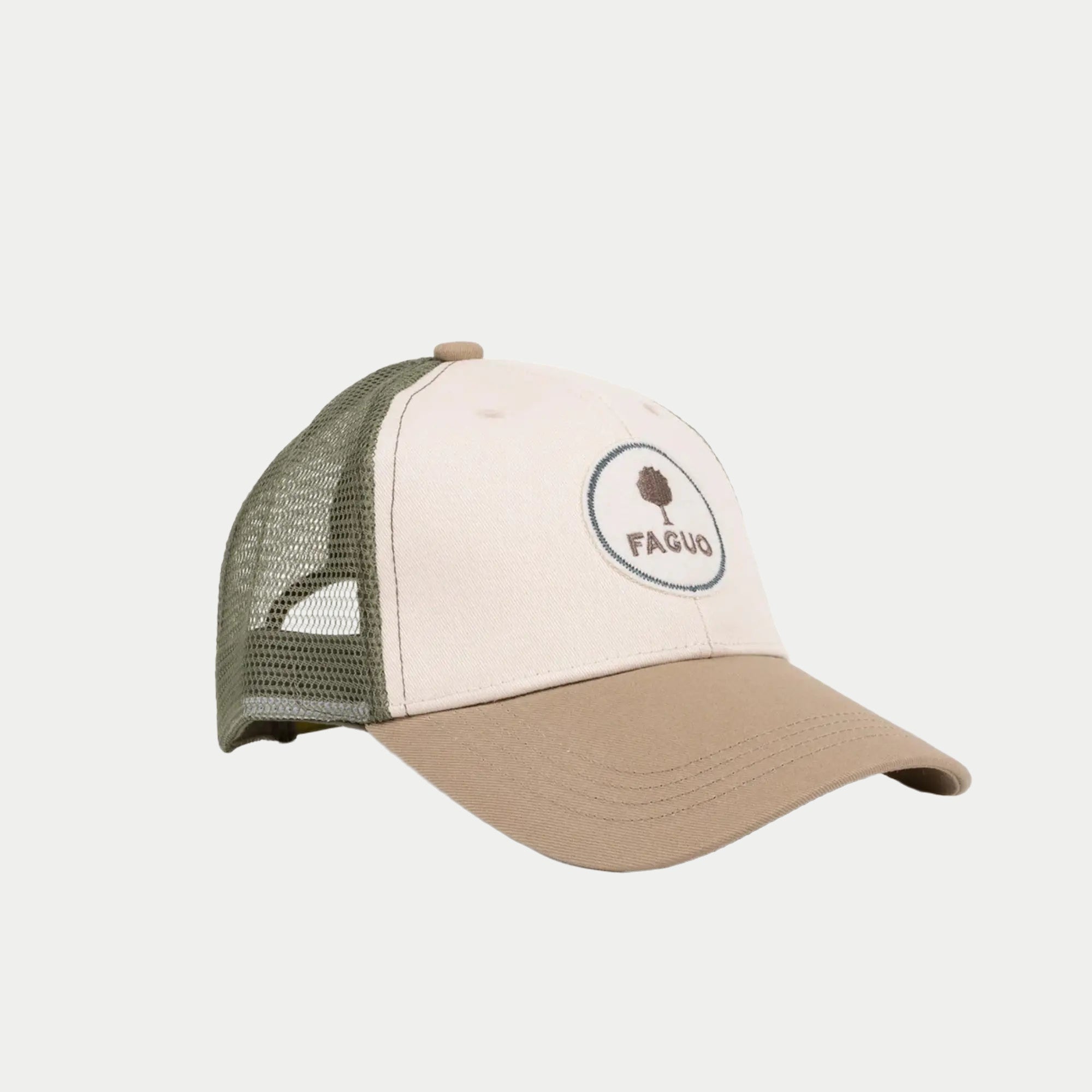 Casquette trucker Faguo beige et vert de trois-quarts avant : panneaux écru, visière sable, filet mesh vert kaki