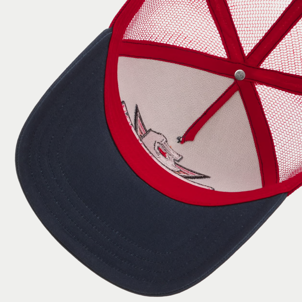 Dessous de la casquette trucker Gaming Arcade Stetson : visière bleu marine et rubans intérieurs rouges