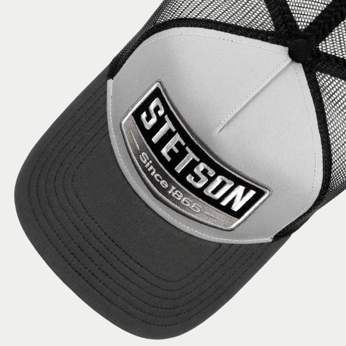 Vue du dessus de la casquette trucker Highway Stetson : devant gris clair, bouton noir et visière anthracite surpiquée