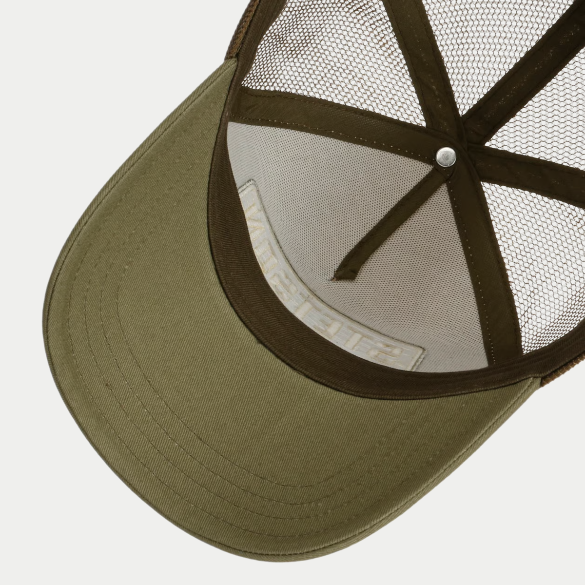 Dessous de la visière olive de la casquette trucker Highway Stetson, envers de la broderie visible à l'intérieur