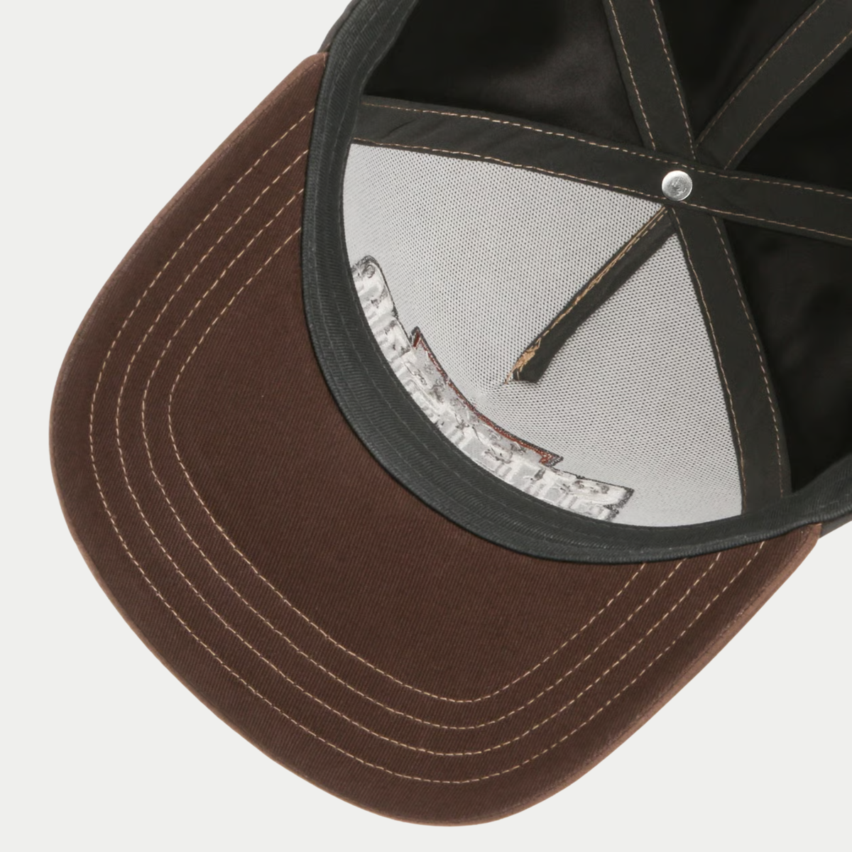 Dessous de la visière marron surpiquée de la casquette Hockey Sports Stetson et intérieur de la calotte